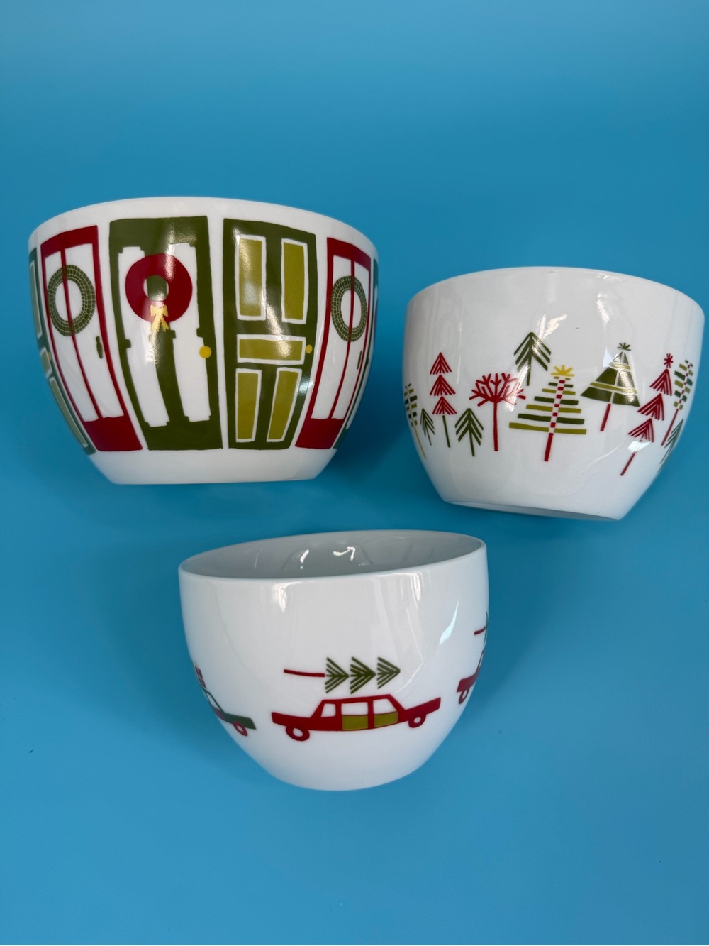 Crate and Barrel - Julie Rothman
Yule Town Nesting Bowls Set Of
3 Christmas EUC